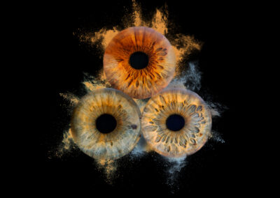 Photographie d’iris en macro haute définition réalisée par LoomiStudio en Suisse, détails des fibres et couleurs naturelles de l’œil humain
