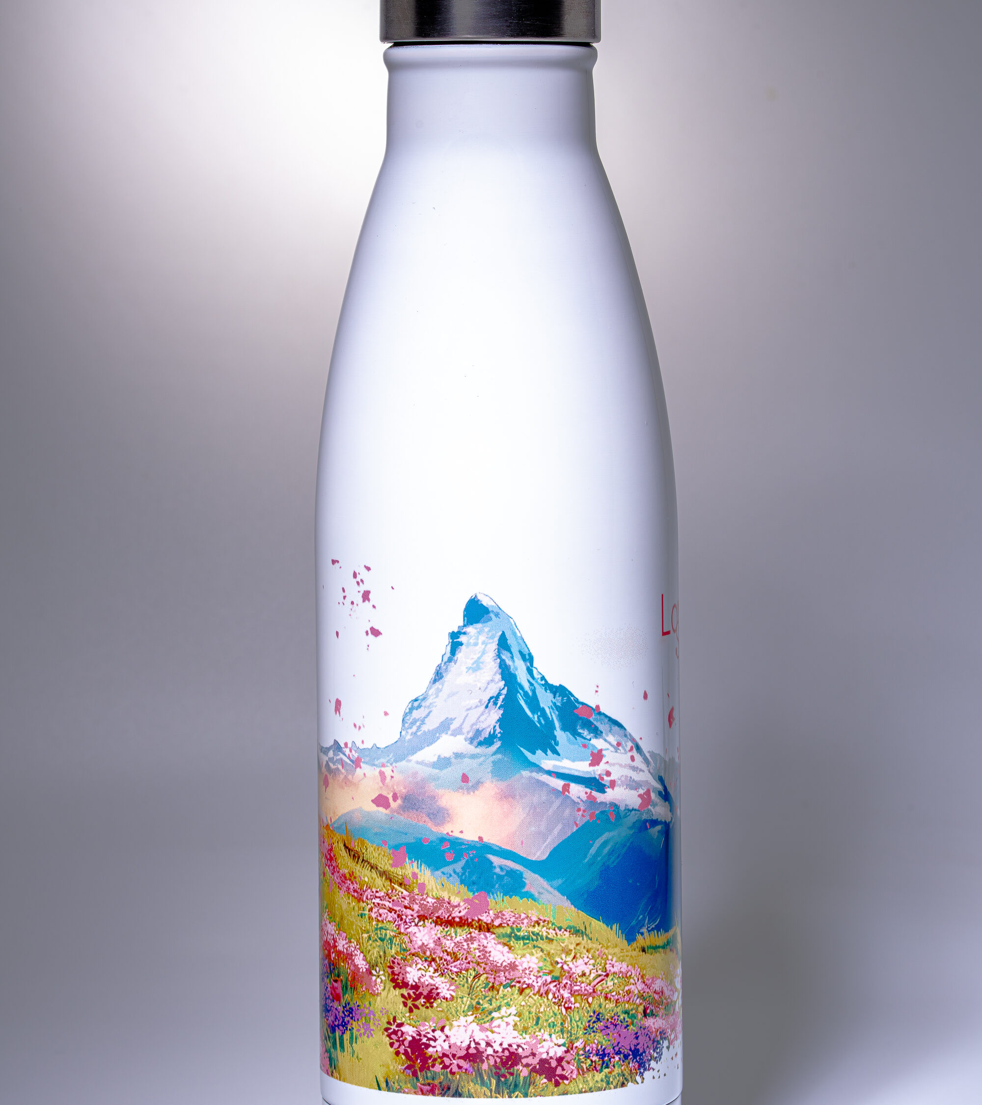 Bouteille isotherme en acier inoxydable illustrée du Cervin, montagne emblématique de la Suisse, avec les Loomis dans un paysage alpin fleuri. - LoomiStudio