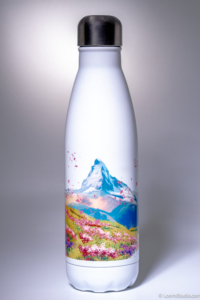 Bouteille isotherme en acier inoxydable illustrée du Cervin, montagne emblématique de la Suisse, avec les Loomis dans un paysage alpin fleuri. - LoomiStudio
