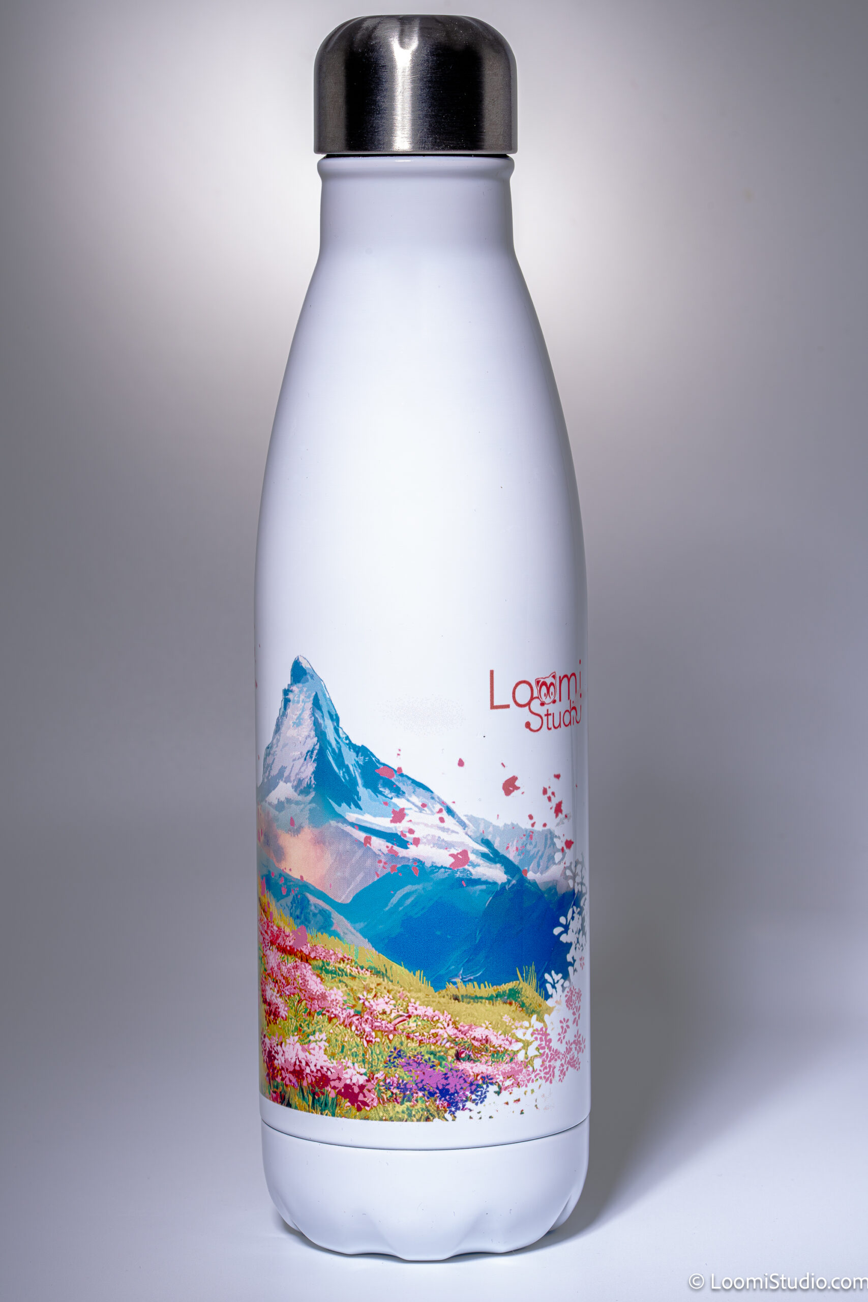 Détail de la bouteille isotherme Le Cervin montrant le bouchon étanche et la finition en acier inoxydable. LoomiStudio- Céline Simoni- Christophe Demont