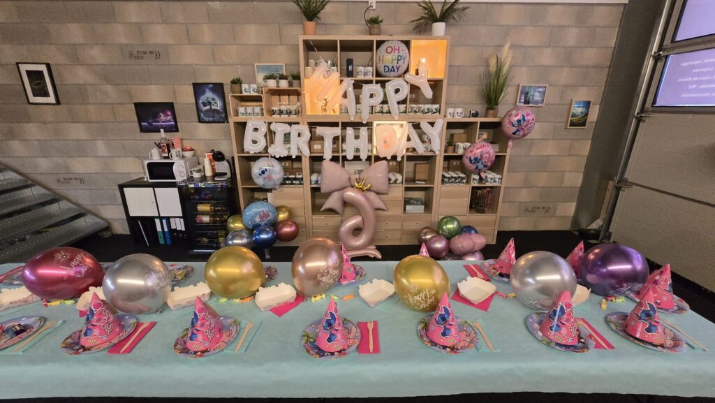 Anniversaire créatif pour enfants chez LoomiStudio avec atelier photo et personnalisation de mugs.